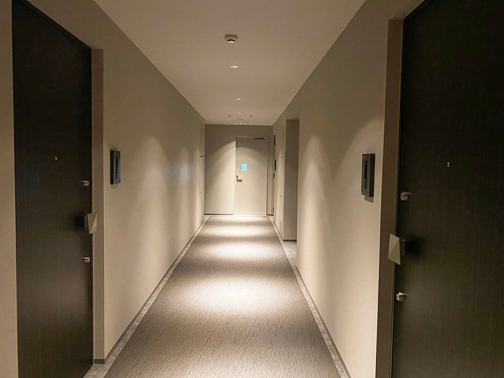 ２Fエレベーターを降りると内廊下です